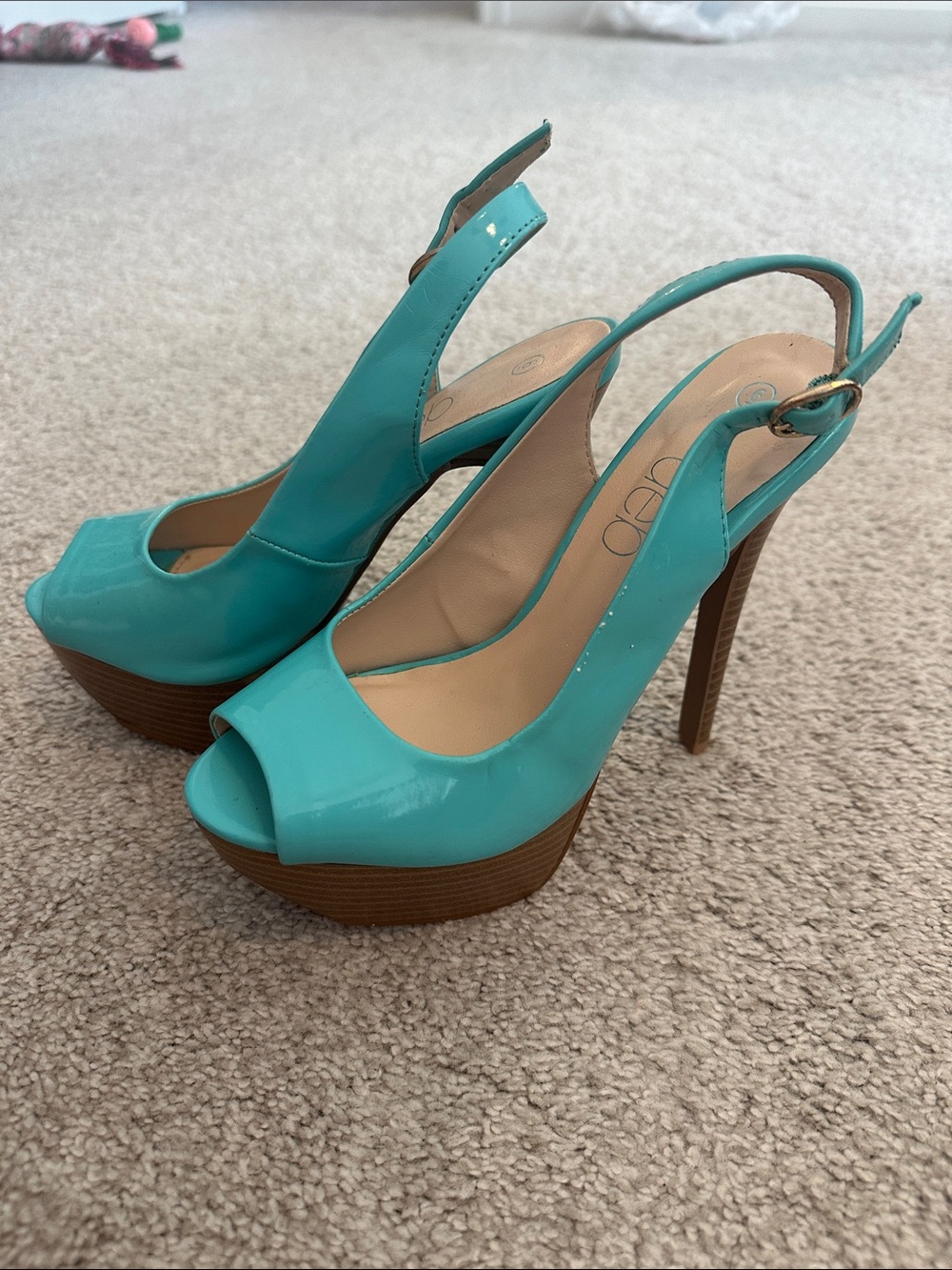Sample size NWT Deb Turquoise Patent Peep-Toe Platform Slingback Heels size 6